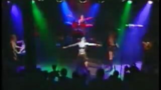 Svojo pohotno blondino vrtam z divjo energijo