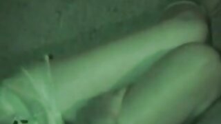 Tip se igra z njenimi tesnimi luknjami