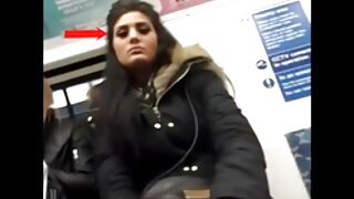 Blondinka s kratkimi lasmi masturbira