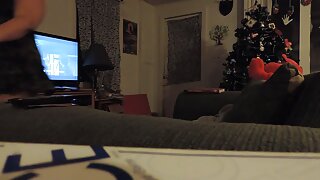 Ljubka rjavolaska draga na kolenih