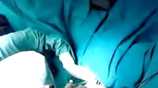 Petite latina strokovno prejema tiča