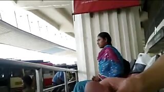 Zrela kurba na hrbtu sesa črno-belega tiča