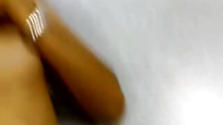 Sladko najstniško muco se poigravajo in prsti