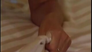 Precej rjavolaska milf žena sesati svojega moža črnega tiča, preden gre na delo na prostem