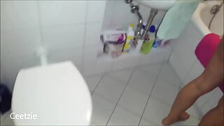 Piščanec je na hrbtu in se res dobro zajebava