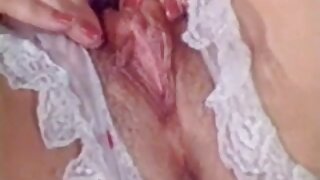 Blondinka piha tiča za obraz