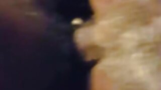 Lepa ženska si drgne svojo pizo