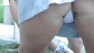 Blondinko navijačico močno udarijo