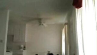 Najstnica razkazuje svoje telo