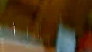 Blondinka teen se igra z muco