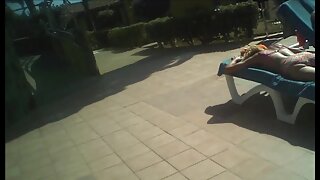 Lepa najstnica doživi orgazem