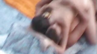 Lepa najstnica masturbira pred kamero in se pojebe z vibratorjem