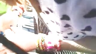 Najstnica z velikimi prsi na spletni kameri