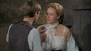 Dekle s kodrastimi lasmi se zajebava z vibratorjem