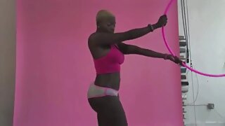 Dekle s popolno veliko rit skače na tiča