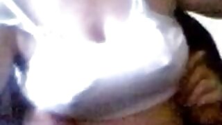 Jebeš vročo rjavolasko z obrito muco