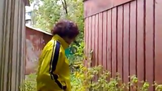 Kurba z velikimi prsmi se sleče pred svojim računalnikom