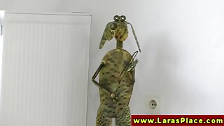 Seksi babe sesa tiča v naravi in ​​dobi spermo na obraz