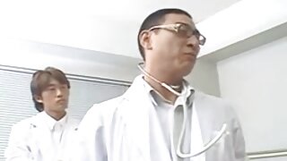 Bimbo zatakne dildo v svojo rit