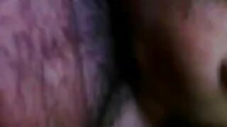 Blondinka draži svojo mokro muco