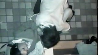 Mlada babe se zajebava z vibratorjem