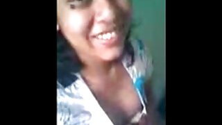 Blondinka nam tudi predstavi svojega kužka