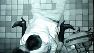 Pohotna rjavolaska punca igra video igrice v spodnjem perilu