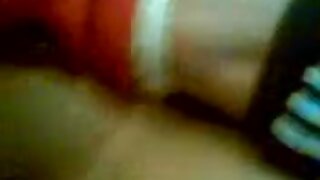 Očarljiva punca z očali sesa tiča in dobi obremenitev na obrazu