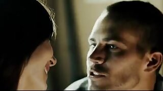 Teen z velikimi prsi vozi tiča