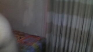 Blondinka s kratkimi lasmi, zaradi česar 9-palčni petelin izgine