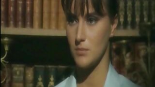 Babe z majhnimi joški se igra z igračami