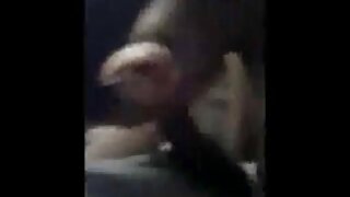 Nedolžna rdečelaska se igra z vibratorjem