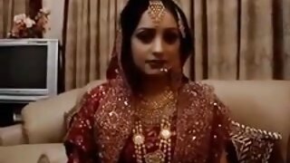 Bimbo se igra z njeno pizo