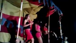 Močno jo udari od zadaj