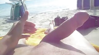 Prsti njeno tesno rožnato režo