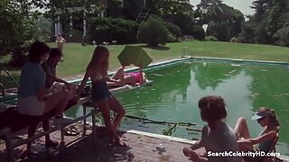 Golo očarljivo dekle pleše na drogu