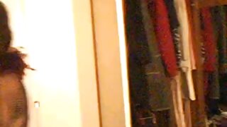 Samostojna azijska princesa s prsti pokaži svojo piko