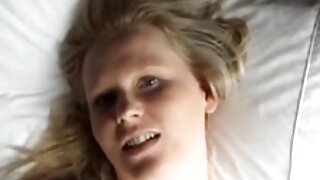 Lepa ženska z velikimi bradavičkami pozira pred kamero