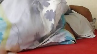 Simpatična blondinka z velikimi joški daje blowjob in dobi obremenitev na joške