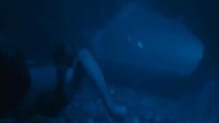 Blondinka s čudovitimi očmi sesa tiča v pov