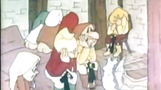 Ginger ženska se poigrava s svojo muco