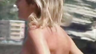 Rdečelaska vstavlja igrače