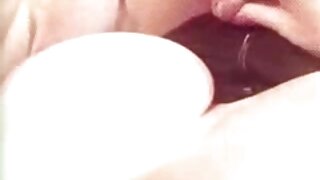 Babe z veliko rit sedi na igrači