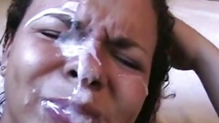 Dekle, ki puha, medtem ko se igram po telefonu