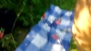 Fisting njeno plešasto muco globoko