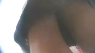 V njenem tesnem bobru je dildo