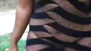 Kodrasto dekle z velikimi joški sesa velik dildo