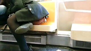 Žena rokuje in sesa tiča pred bazenom