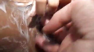 Rjavolaska se zajebava z velikim črnim dildom