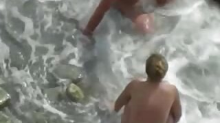 Francoska blondinka v rdeči šminki